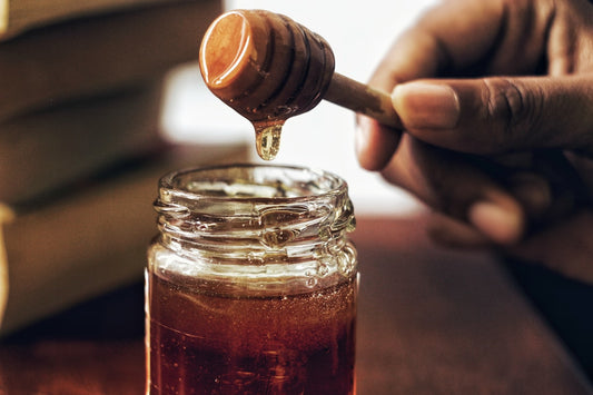 Manuka Honey Benefits: What the Science Actually Says (UK Guide 2025)